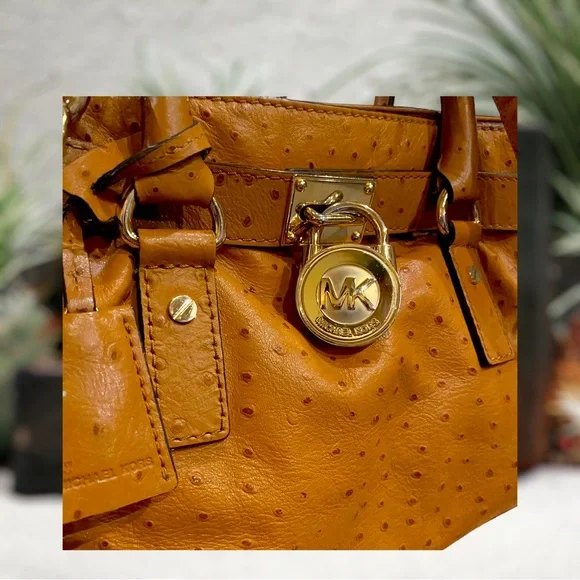 🚨‼️SOLD 🚨‼️ Michael Khors Ostrich Hamilton line leather purse - Picture 2 of 10